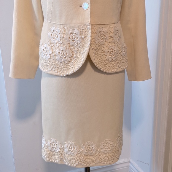 VALENTINO Vintage Cream Blazer and Marching Skirt Size 10 - Picture 6 of 6
